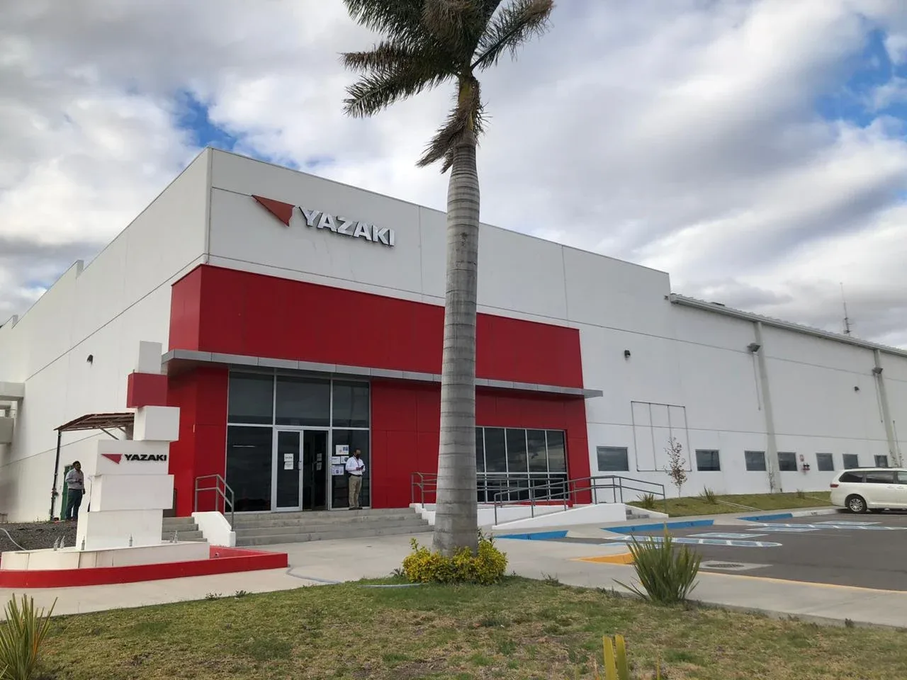 Trabajadores incapacitados critican falta de respuesta de Yazaki tras cierre.