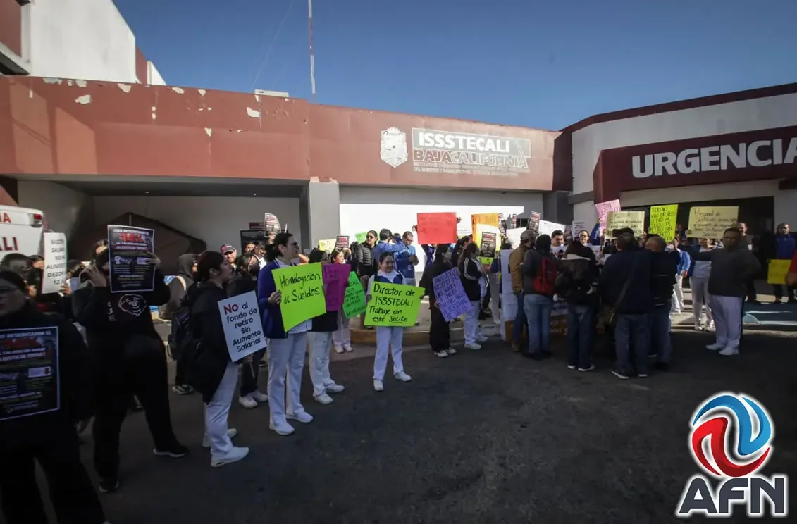 Trabajadores interinos del Issstecali Mirador durante su protesta en Tijuana.