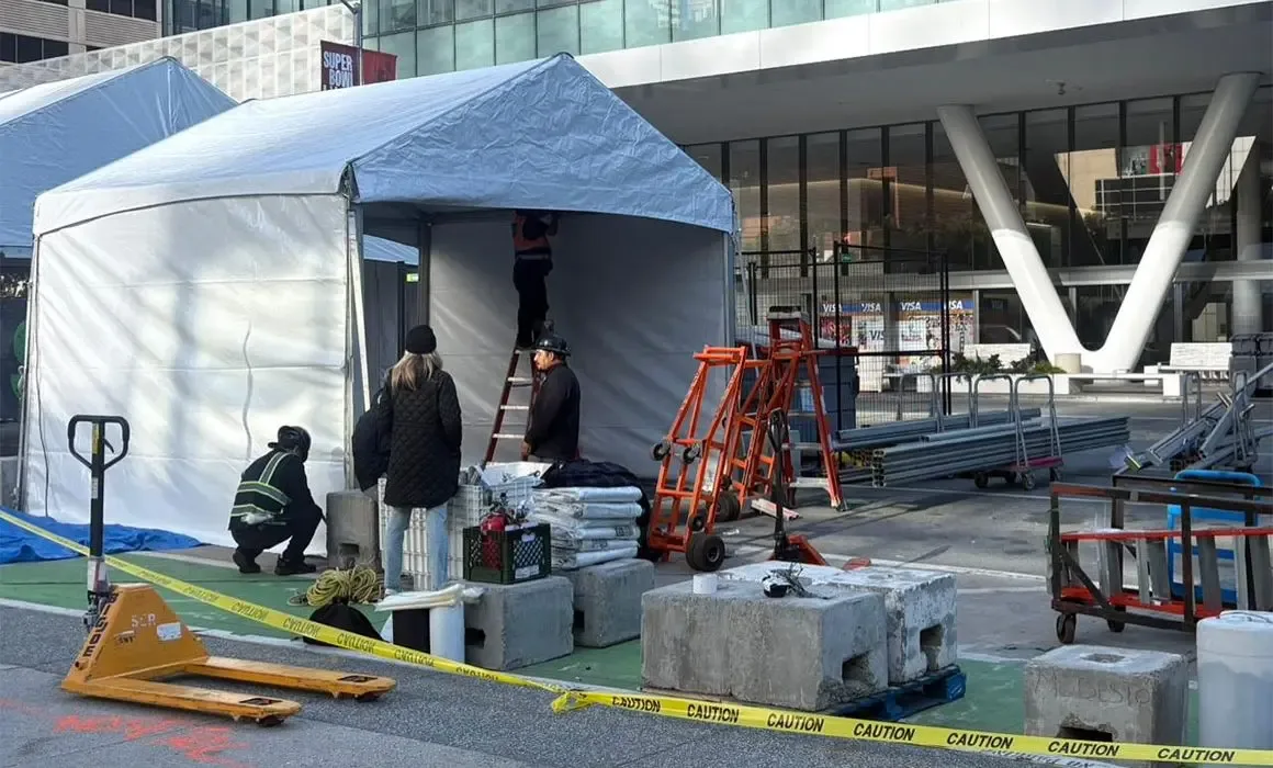 Trabajadores latinos laboran en la logística del Super Bowl LX en Santa Clara.