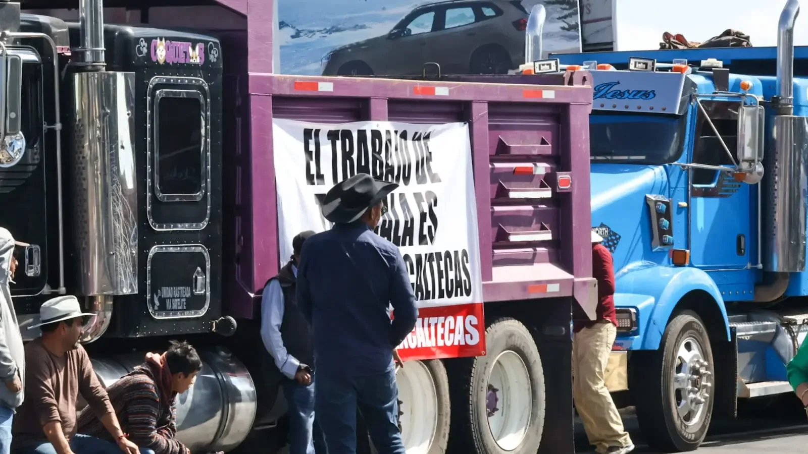 Trabajadores locales en la reanudación de la autopista Puebla-Tlaxcala.