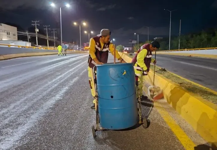 Trabajadores municipales realizando labores de limpieza en Cancún.