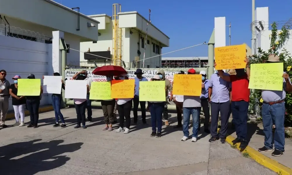 Trabajadores protestan por falta de servicios médicos y medicamentos, lo que podría desabastecer la frontera sur de México.