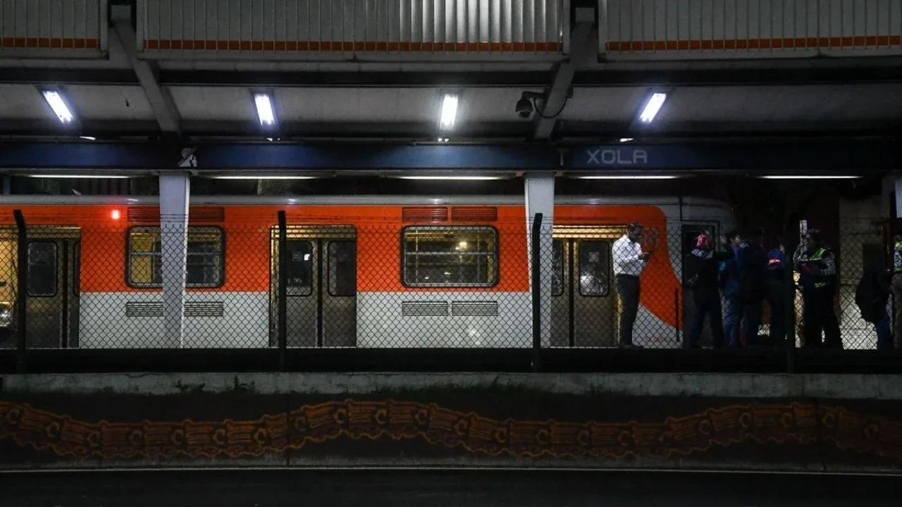 Trabajo de renovación en la Línea 2 del Metro de la Ciudad de México.