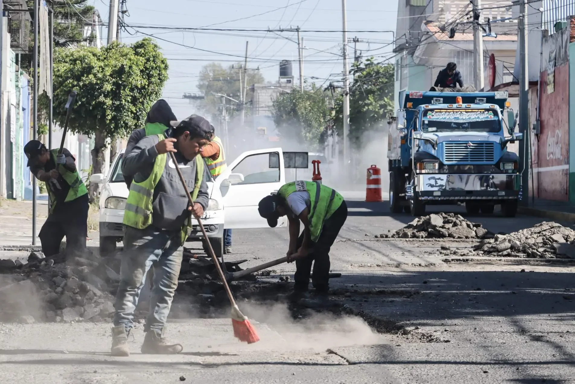 "Trabajos de bacheo en Puebla previos a la temporada de lluvias."