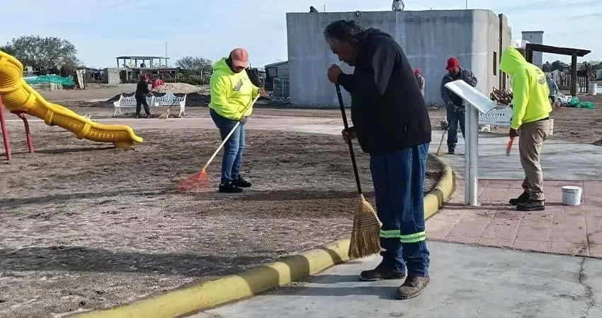 Trabajos de limpieza y mantenimiento en Puerto Chale, Baja California Sur.