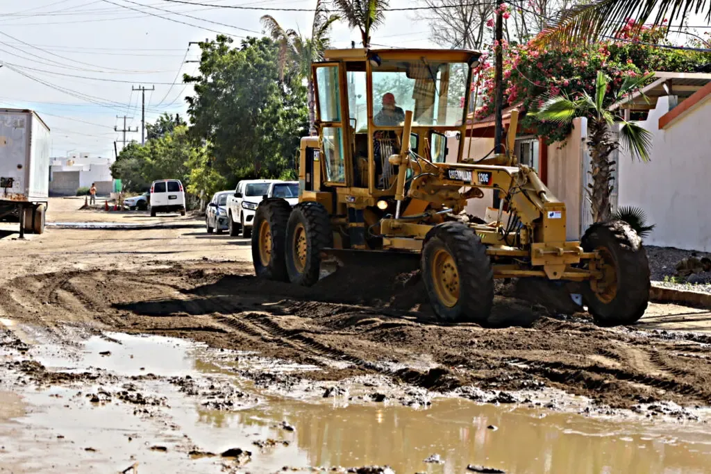 Trabajos de nivelación en las calles de Chametla en La Paz, Baja California Sur.