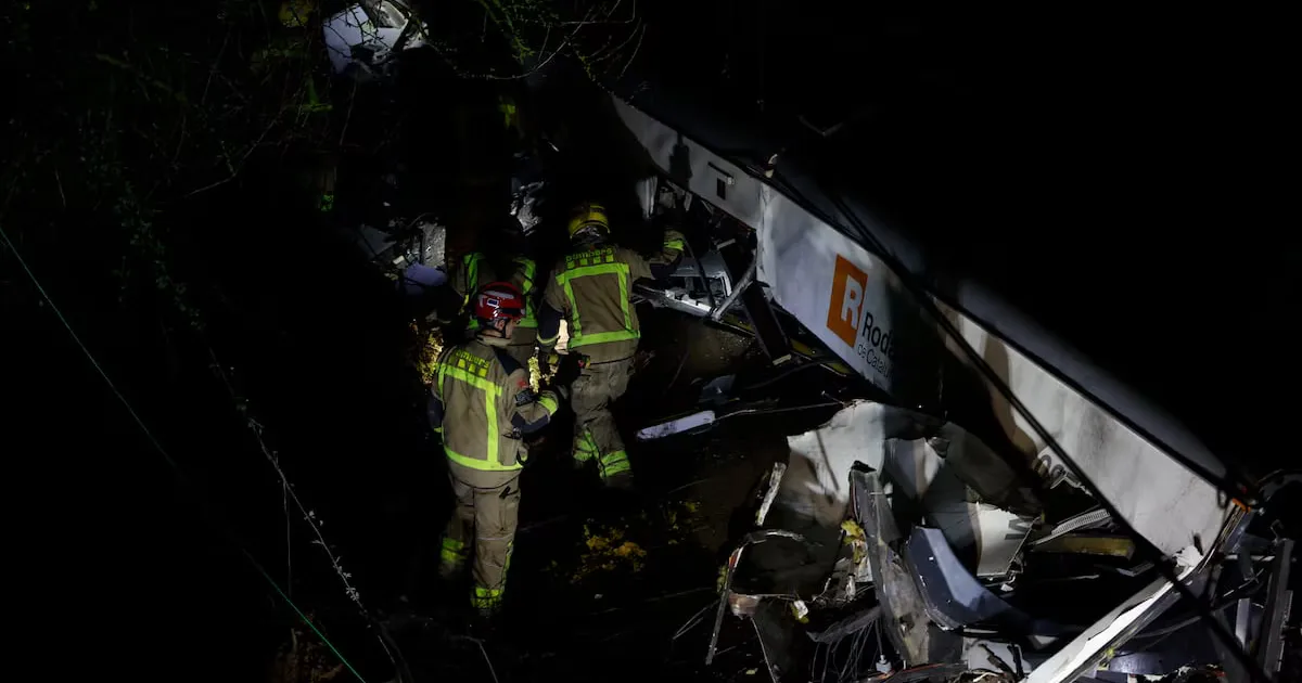 Trabajos de rescate en Gelida tras el descarrilamiento del tren.