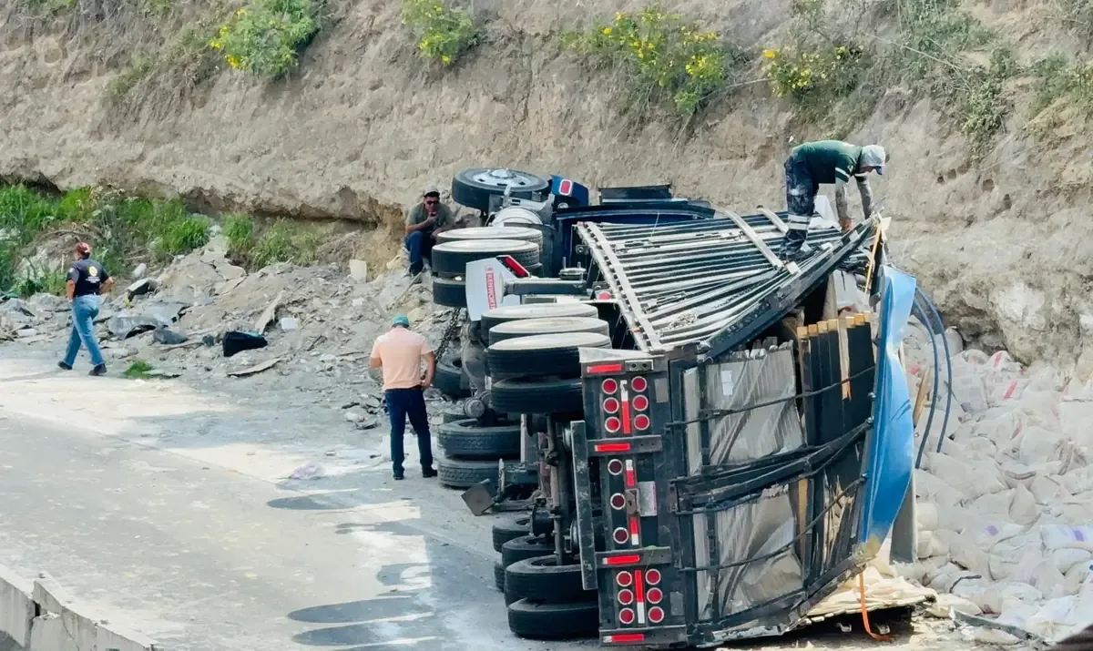 Un accidente en la Curva del Diablo destaca la necesidad de mejorar la seguridad en la vía Atlixcáyotl.