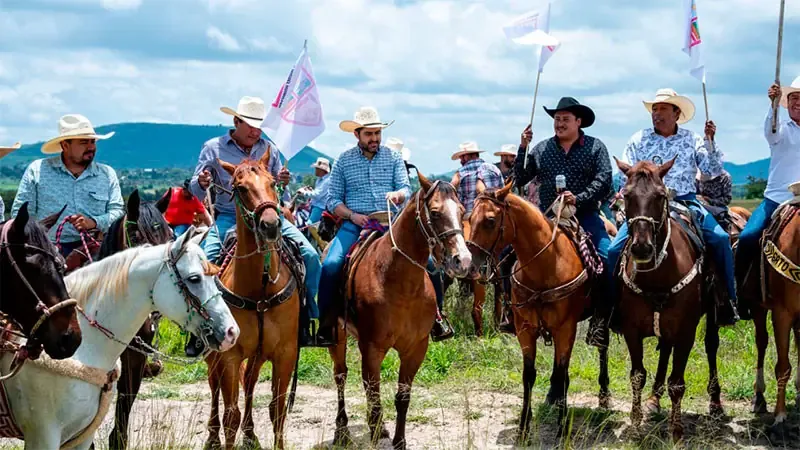 La cabalgata de Huimilpan reunió a más de 200 jinetes en una celebración que fortalece la comunidad.
