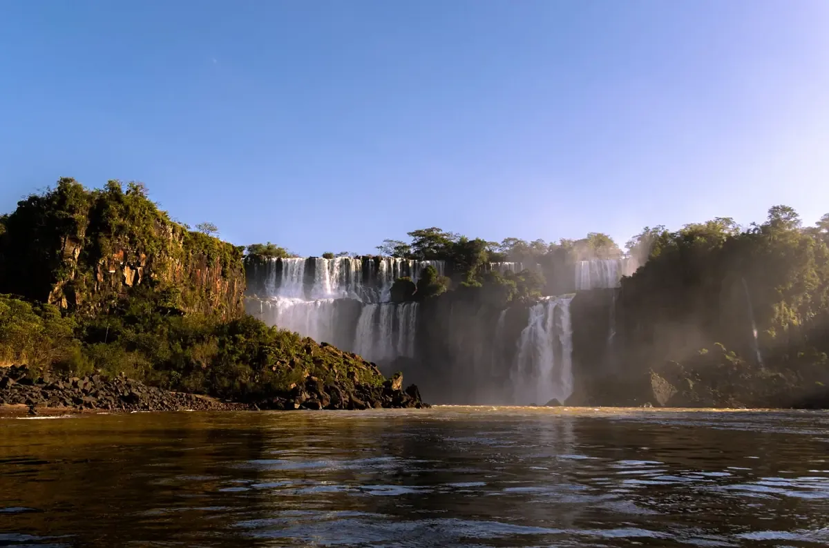 Un accidente en las Cataratas del Iguazú provoca la muerte de un joven, mientras se investiga la causa del siniestro.