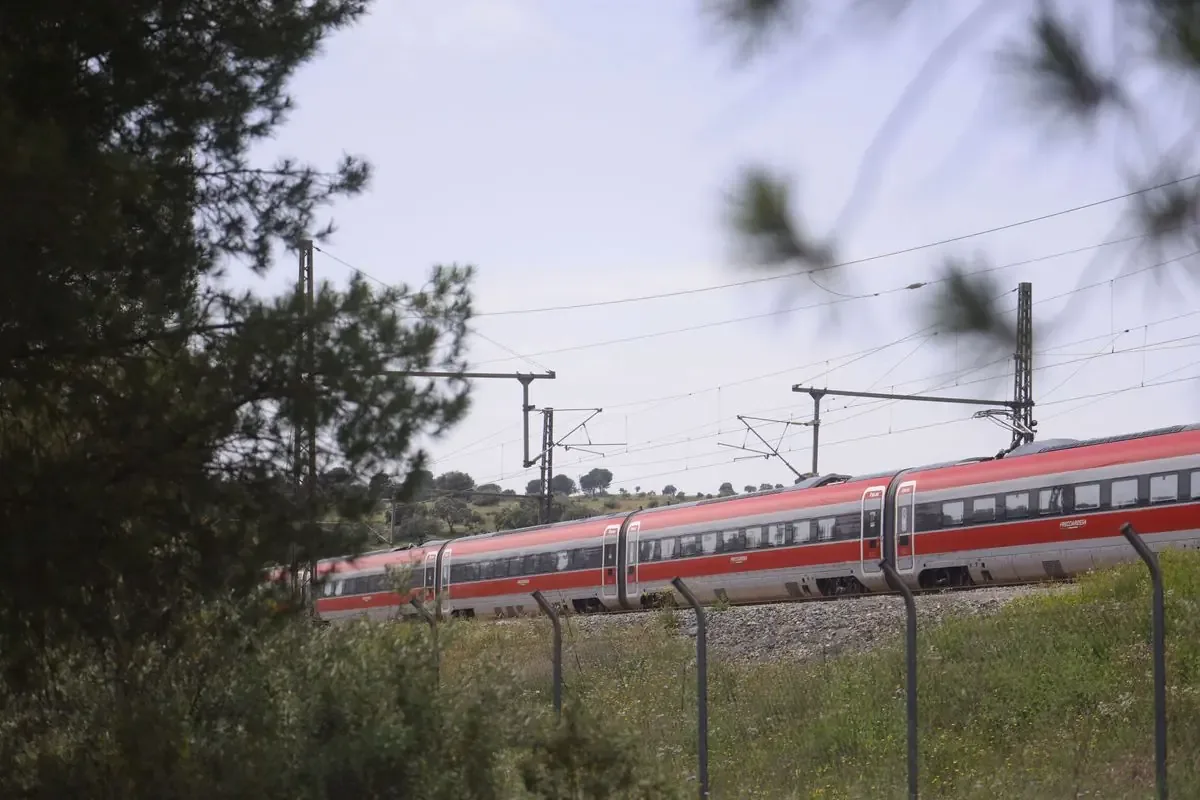 Un fuerte impacto entre un tren AVE y un convoy de Iryo generó múltiples heridos, mientras la Guardia Civil coordina la evacuación.