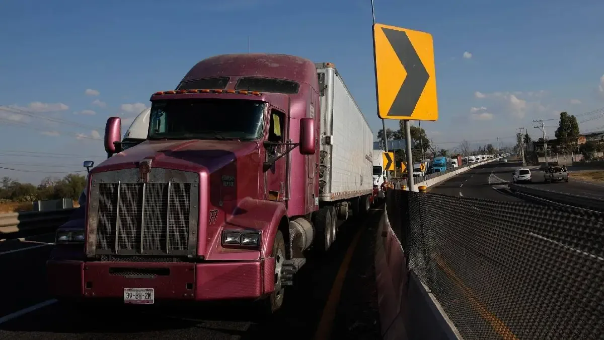 Un chofer de tráiler esquiva un asalto embistiendo a otro vehículo en la autopista Puebla-Orizaba, un problema frecuente en la región.