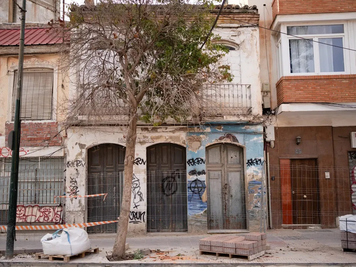 La transformación de Málaga bajo el liderazgo de Francisco de la Torre provoca debates sobre su impacto en la comunidad local.