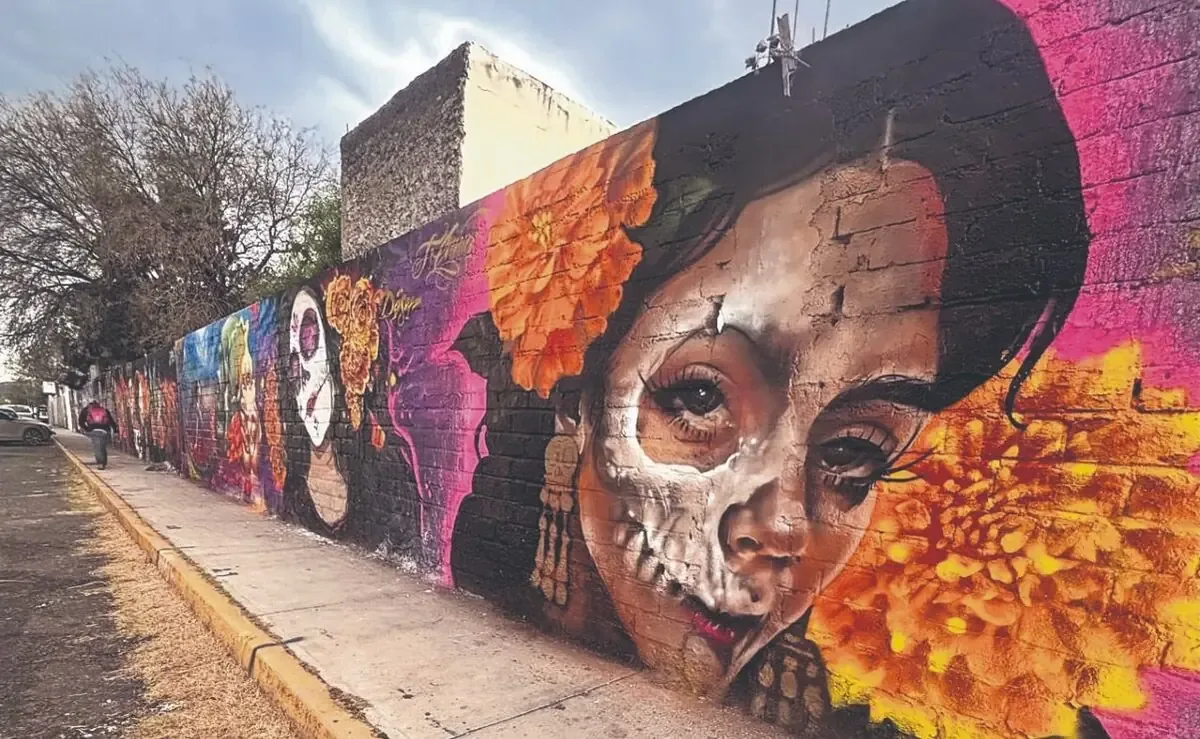 Artistas urbanos crean un mural emblemático para celebrar el Día de Muertos.