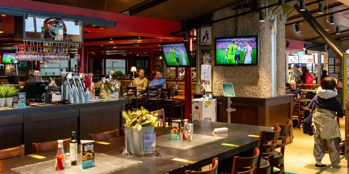 Bares, hoteles y restaurantes del centro se preparan para el evento futbolístico.