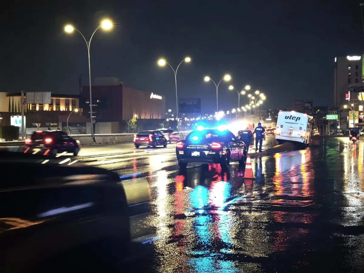 Dos accidentes vehiculares provocados por la lluvia y el exceso de velocidad dejaron daños materiales, sin lesionados.
