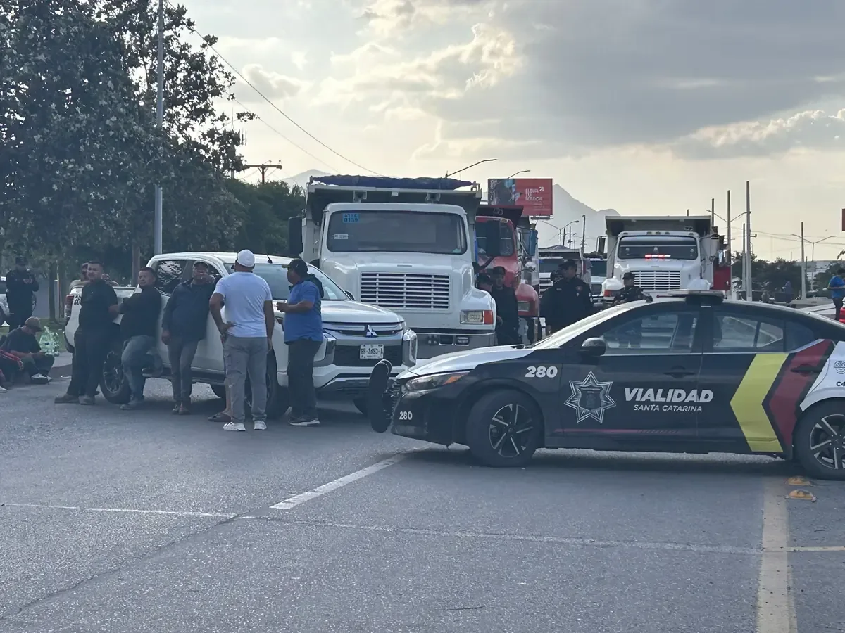 Un grupo de 120 transportistas mantiene un bloqueo hasta recibir respuestas de las autoridades locales.