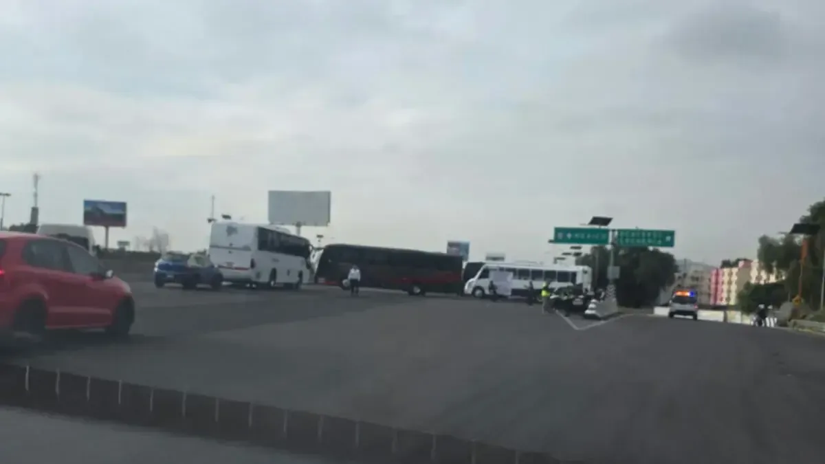 El cierre parcial en la autopista afecta la circulación hacia la Ciudad de México.