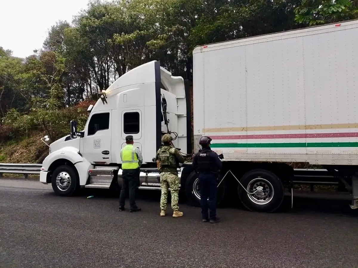Transportistas de Veracruz exigen más seguridad tras robos de camiones de café.