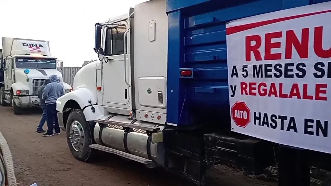 Transportistas protestan en el frente de construcción del tren México-Pachuca en Tizayuca.