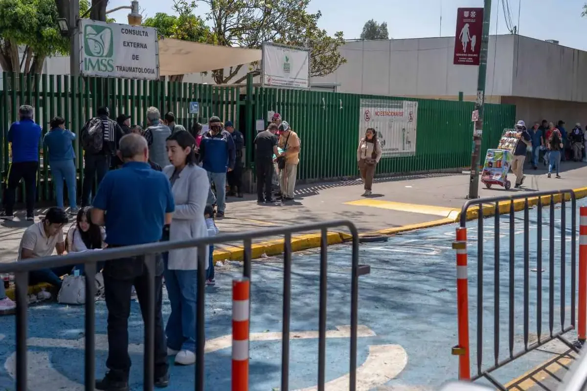 Estudiante de secundaria sufrió quemaduras al incendiarse su vestido durante un festival escolar.