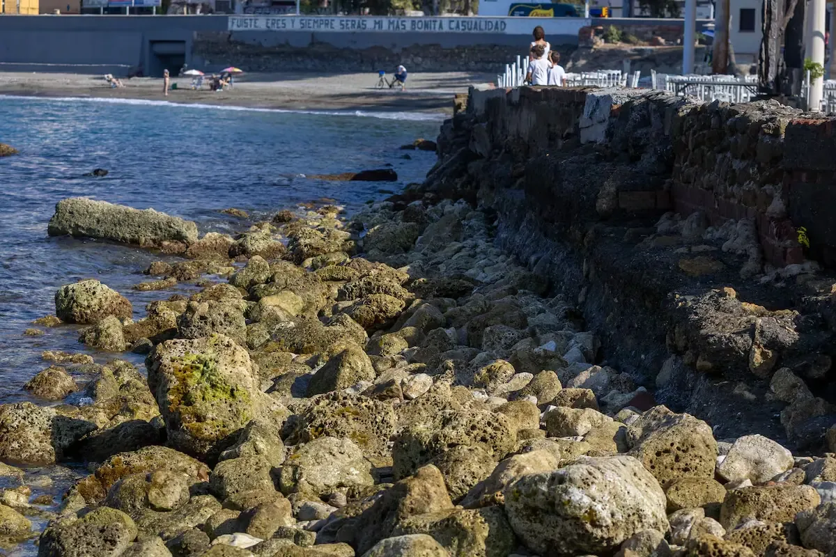 La protección de la lapa ferruginosa plantea dudas entre ecologistas y autoridades locales ante la ampliación de la playa.
