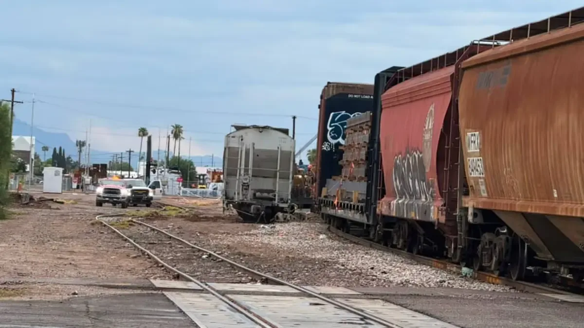 El descarrilamiento de un tren en Mesa no dejó heridos ni derrames, pero obligó a cerrar varias vialidades.