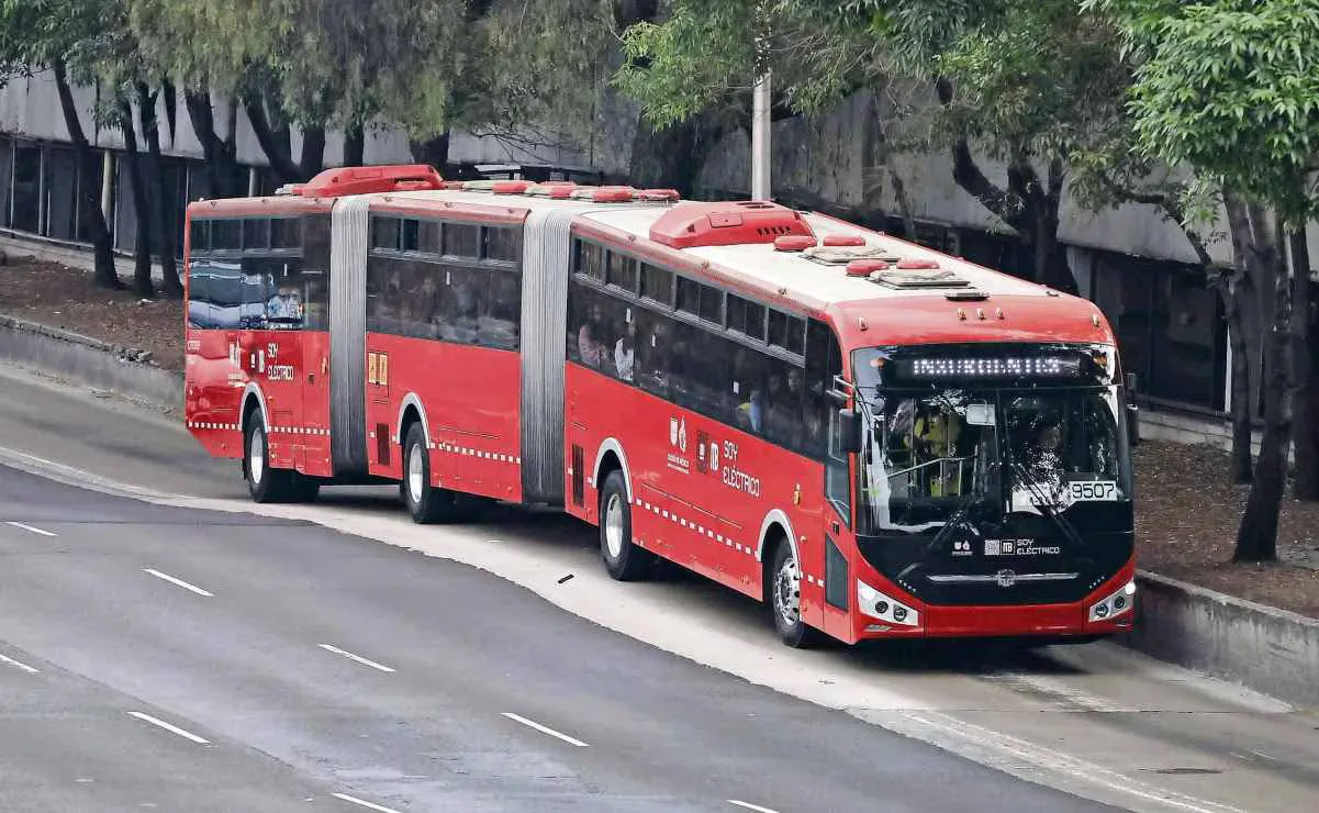 Tren del Metrobús en un tramo afectado por hundimientos en la CDMX.