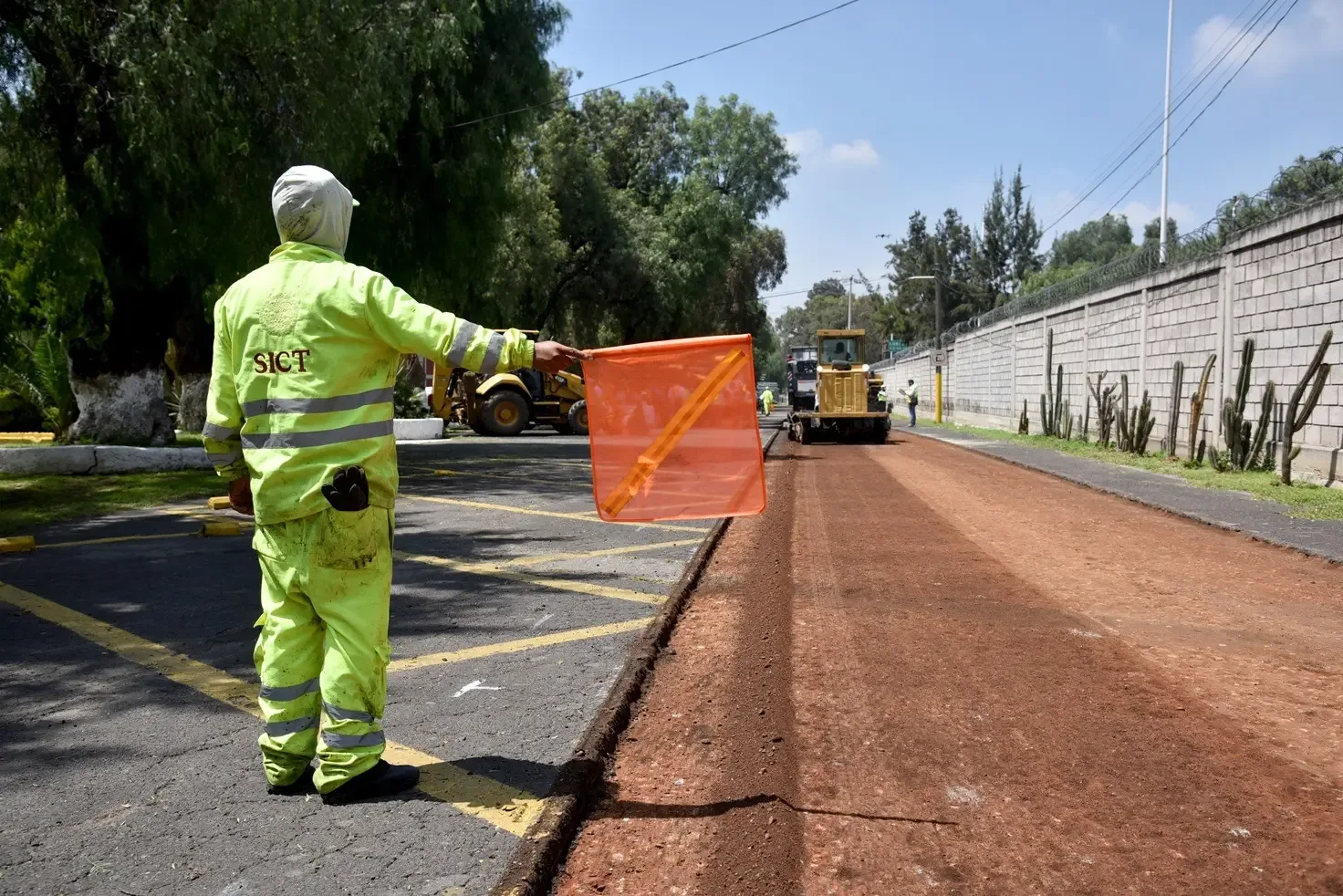 Trenes de pavimentación en acción durante el inicio de obras en México.