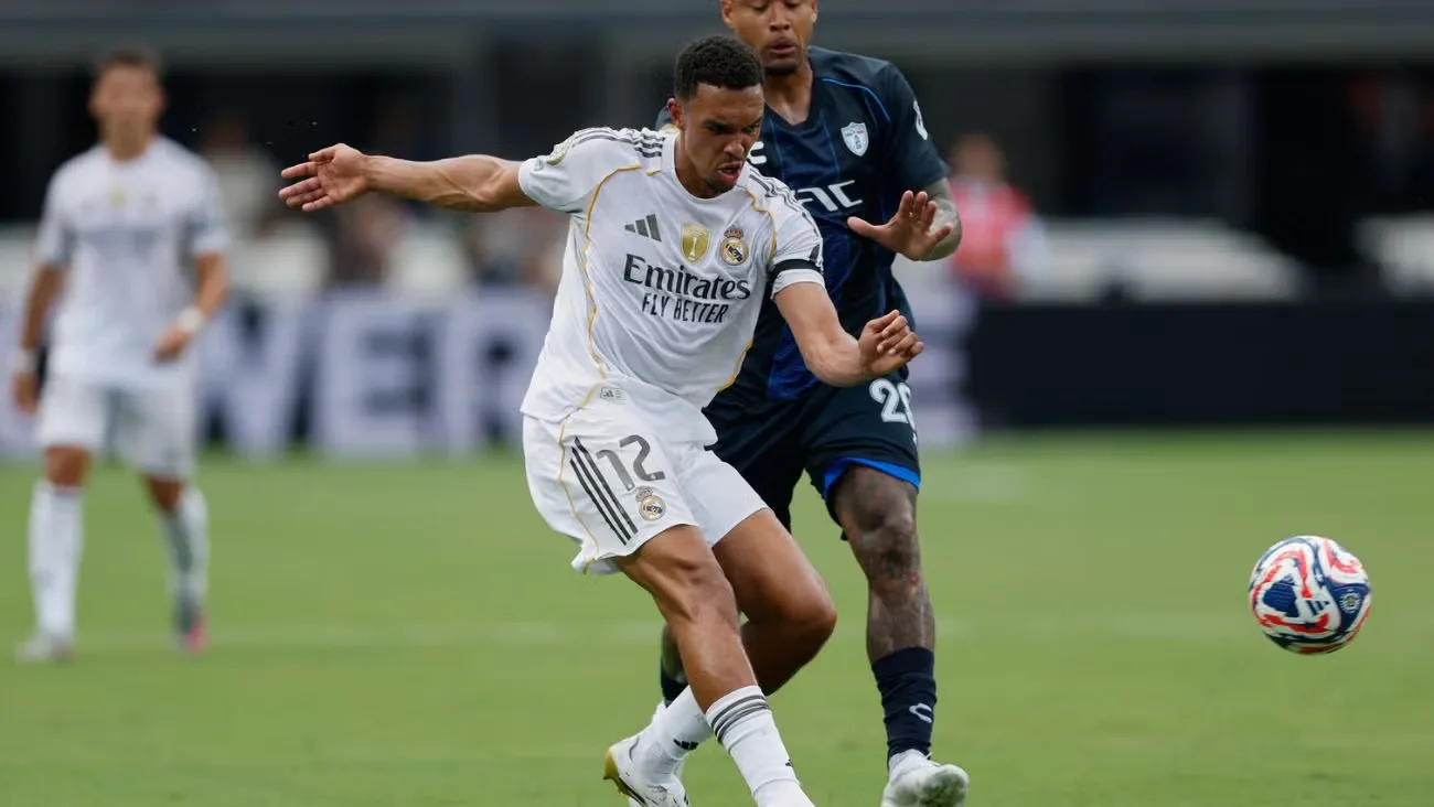 Trent Alexander-Arnold durante un partido con el Real Madrid en La Liga.
