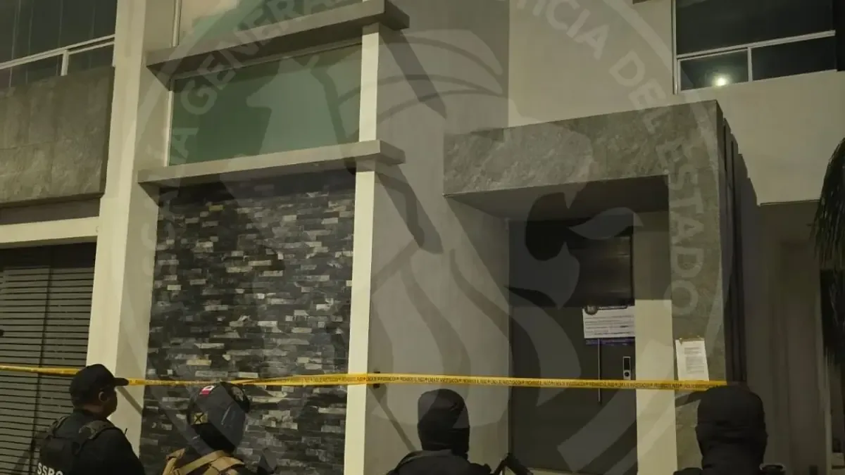 Tres adultos fueron arrestados en un operativo contra delitos de salud en una colonia privada de Nuevo León.