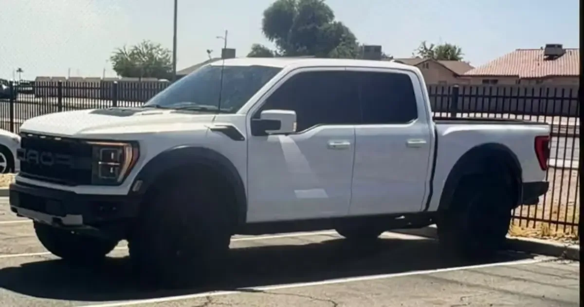 Tres sujetos armados usaron un vehículo con luces de patrulla para robar una camioneta en Mexicali.