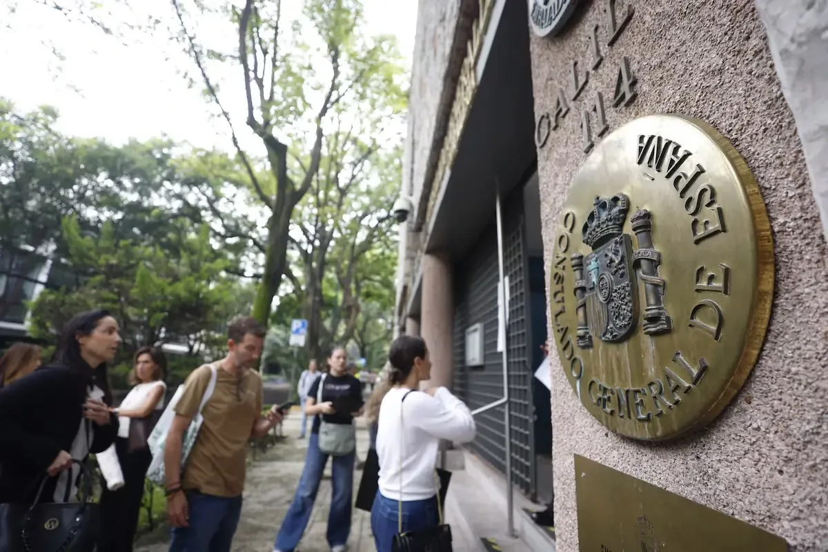 Tres españoles residentes en el extranjero buscan que se valide su derecho al sufragio en España.