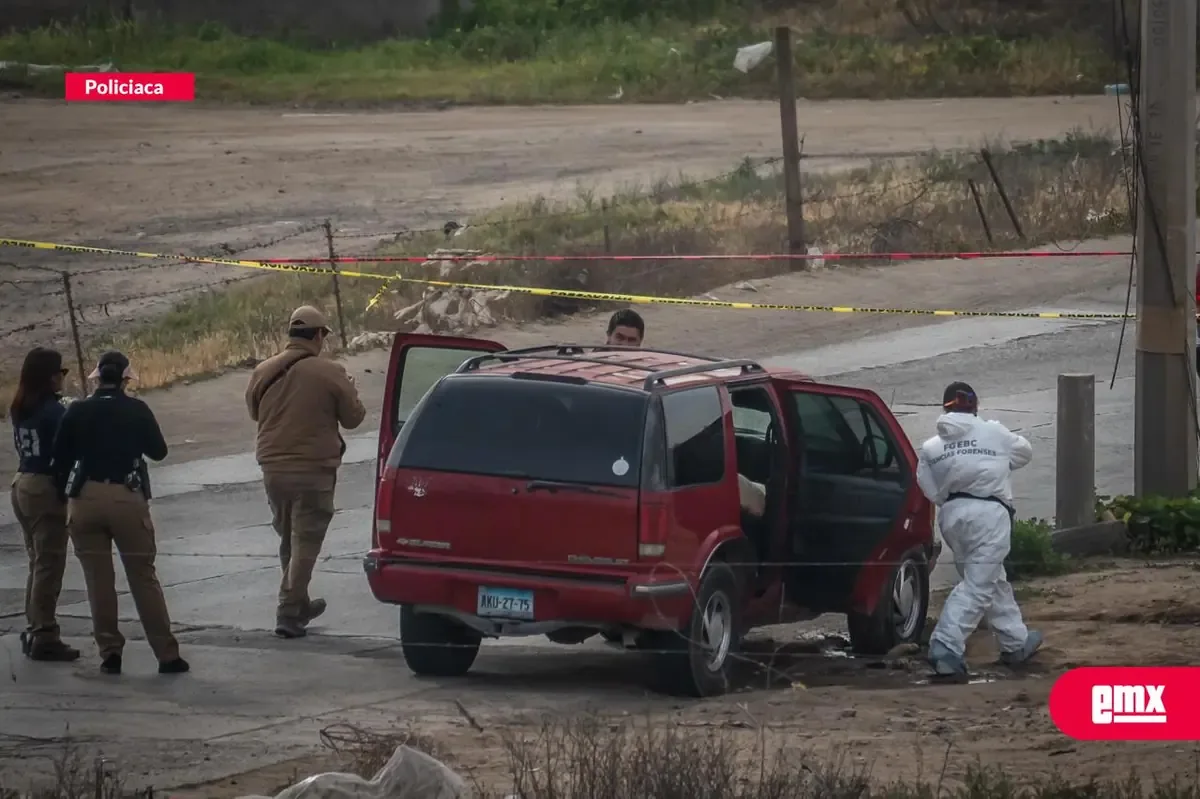 Tres cuerpos fueron hallados la mañana del martes en un auto abandonado en Tijuana, generando preocupación en la comunidad.