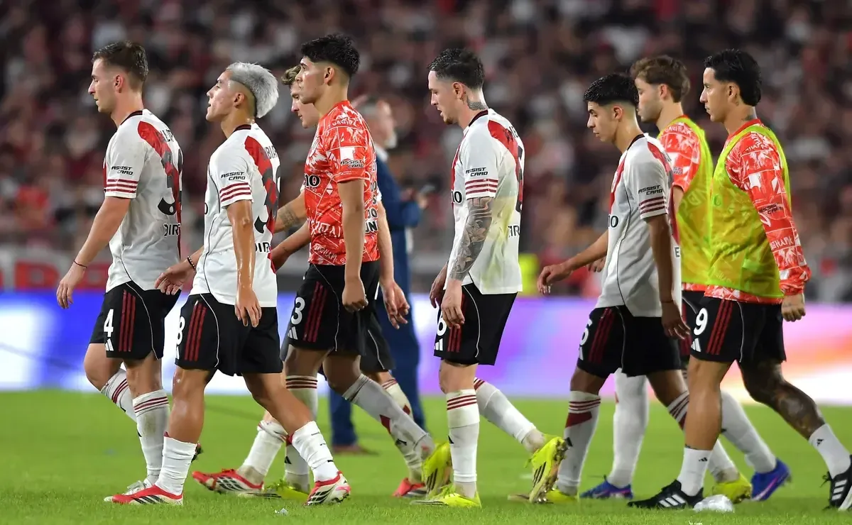 Tres futbolistas de River enfrentan la posibilidad de perderse los octavos del Apertura 2026.