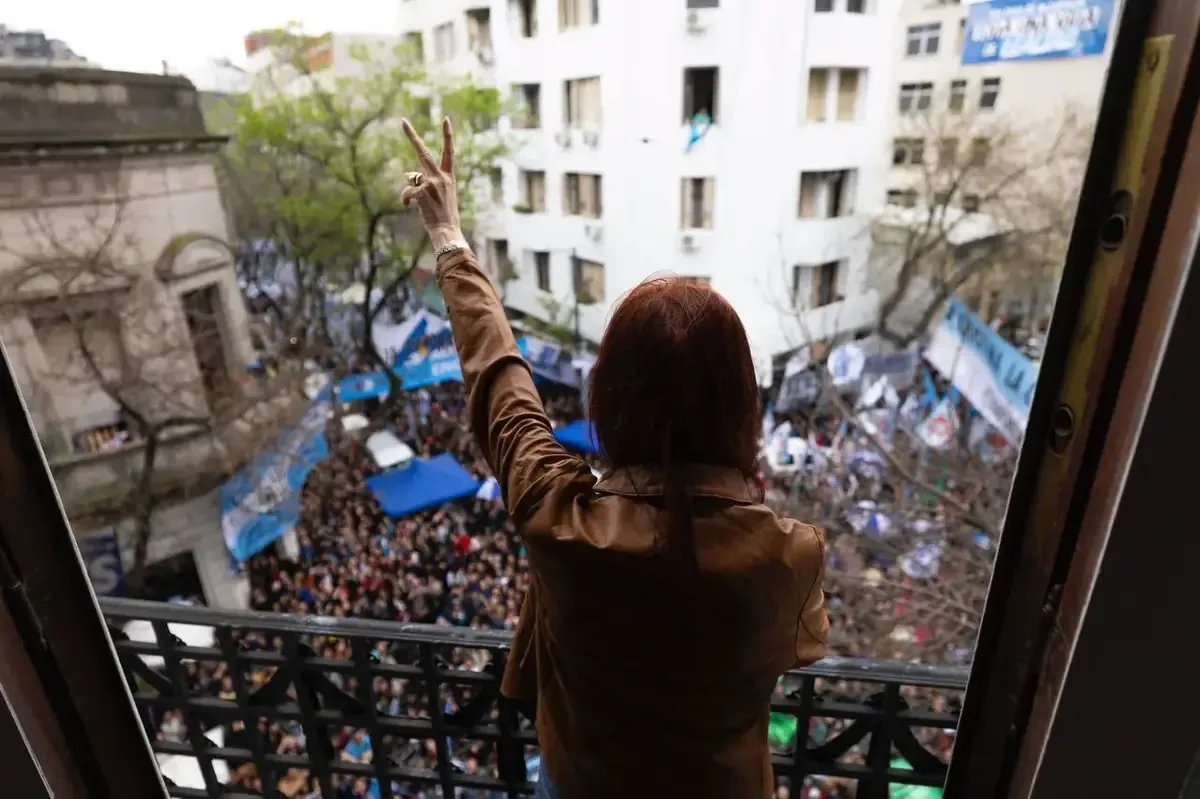 Tres imputados afirman haber sido forzados a declarar en contra de la exmandataria, encendiendo controversia en el sistema judicial argentino.