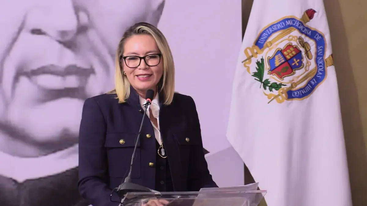 La rectora enfrenta acusaciones de irregularidades y falta de pagos, generando controversia en el Congreso.