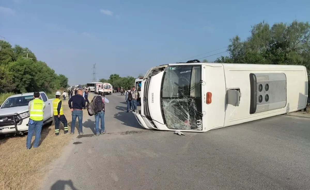 El violento accidente involucró dos camiones de transporte y un automóvil.