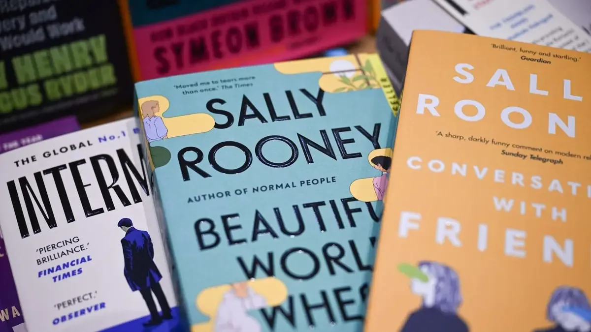 Autores destacan que la retirada de los libros de Rooney atenta contra la libertad de expresión.
