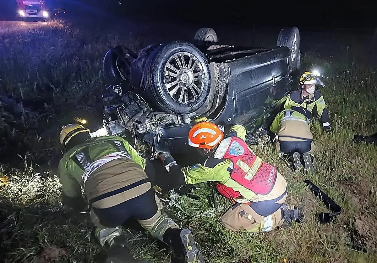 Tres personas fallecen y una mujer resulta grave tras un choque en la carretera EX-102.