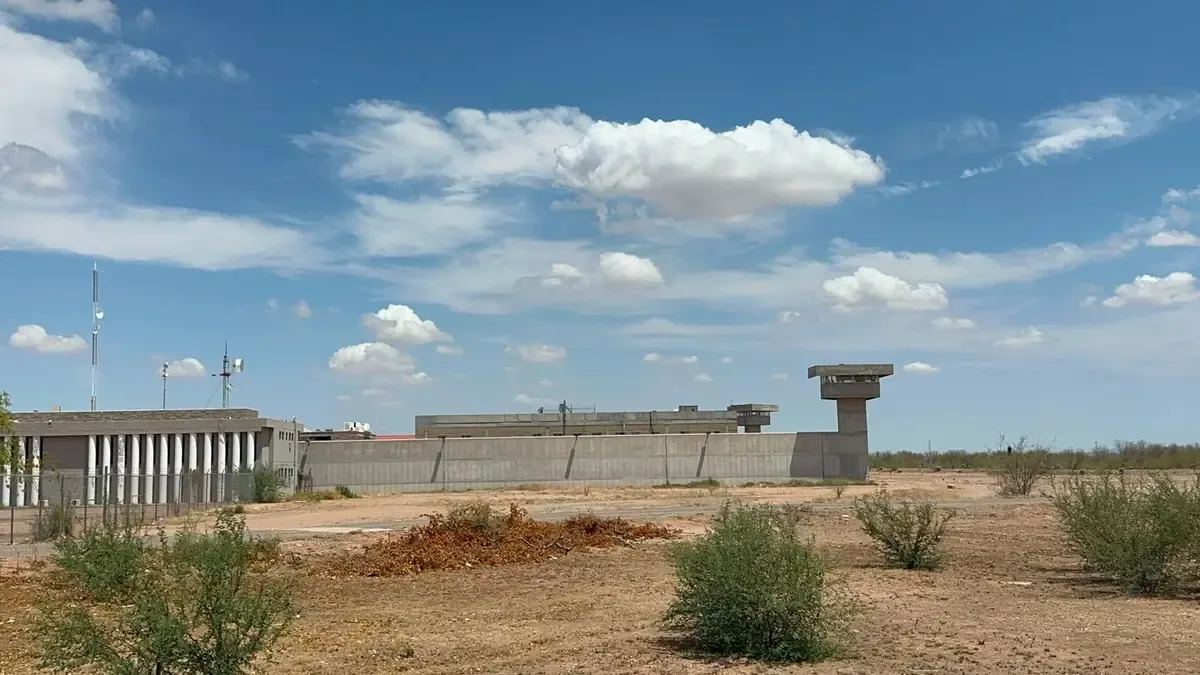 Tres internos escapan del penal en Sonora, provocando una intensa movilización de fuerzas de seguridad.