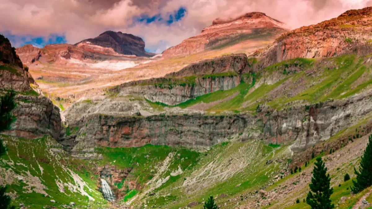 Conoce los senderos más impresionantes de España que deslumbran a los amantes de la naturaleza.
