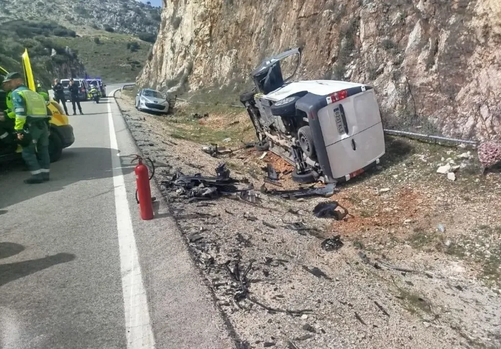 Tres vehículos se vieron involucrados en un accidente sin heridos en la A-367, cerca de Cuevas del Becerro.