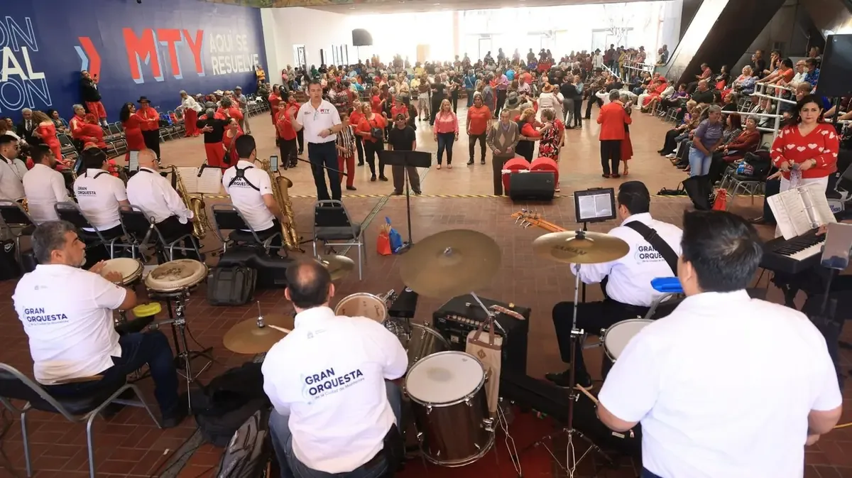 Trescientos adultos mayores participan en un baile por el Día del Amor y la Amistad en Palacio Municipal, promoviendo la convivencia y alegría.