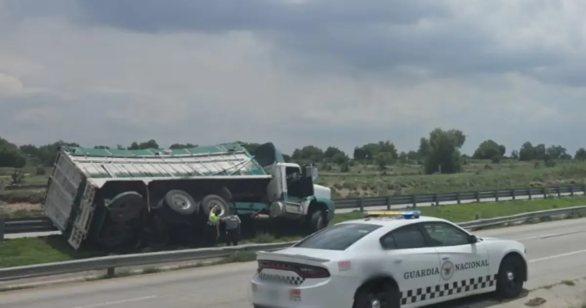 Varios tramos carreteros presentan cierres parciales debido a manifestaciones y accidentes viales.