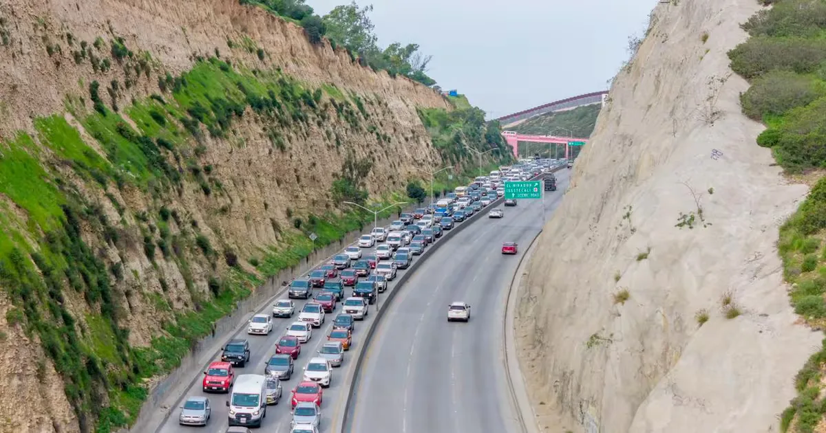 Tráfico intenso en prolongación de la calle Segunda hacia Playas de Tijuana.