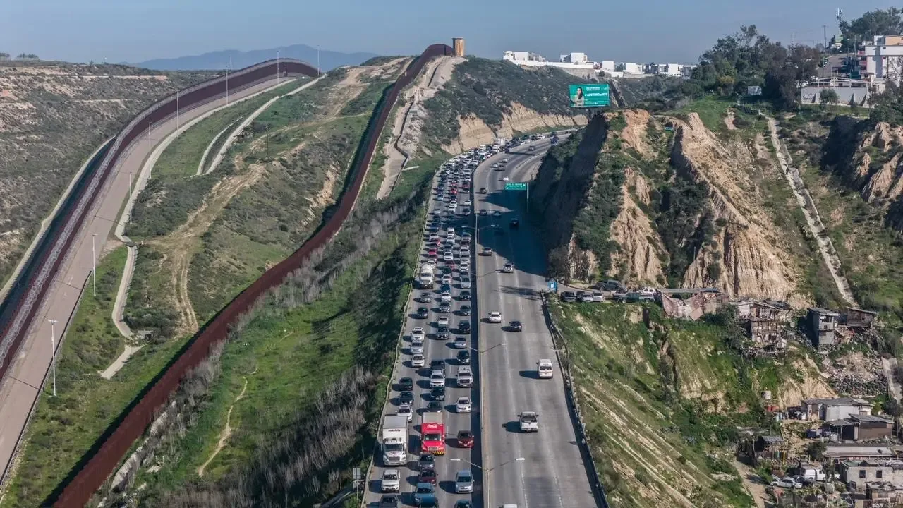 Tráfico lento en la entrada a Playas de Tijuana tras choque vehicular.