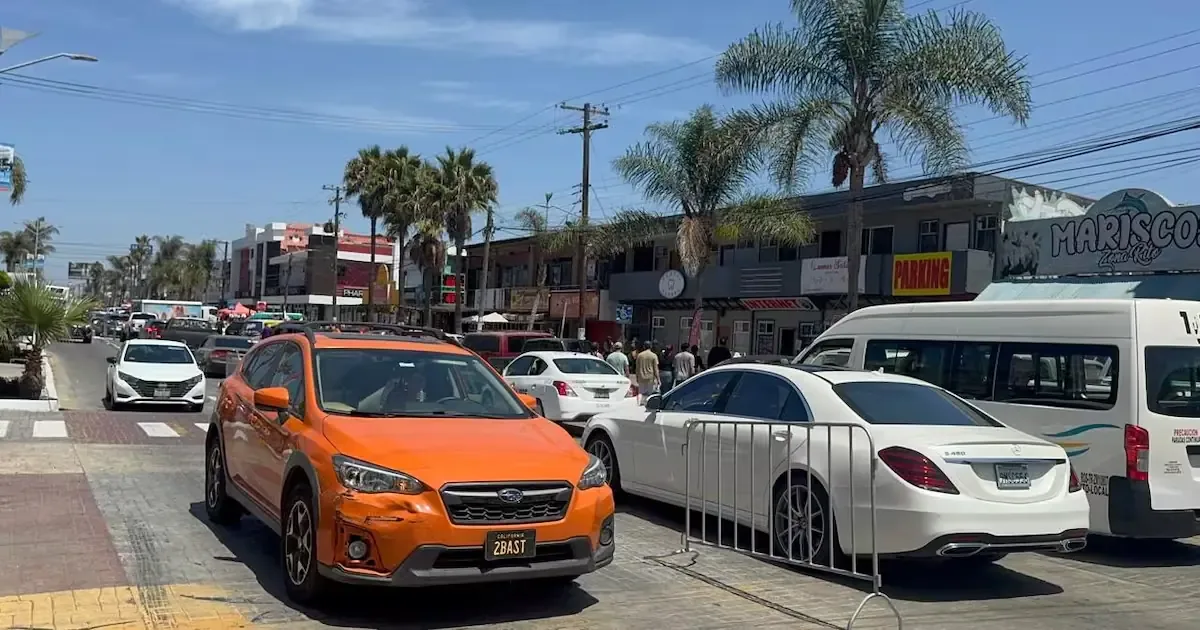 Cierre temporal del bulevar Benito Juárez en Rosarito causa tráfico lento y modifica la circulación para el Baja Beach Fest.