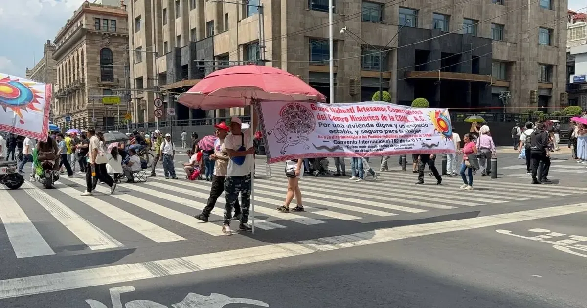 Manifestaciones por padres de normalistas generan cierres viales en varias alcaldías de la capital mexicana.