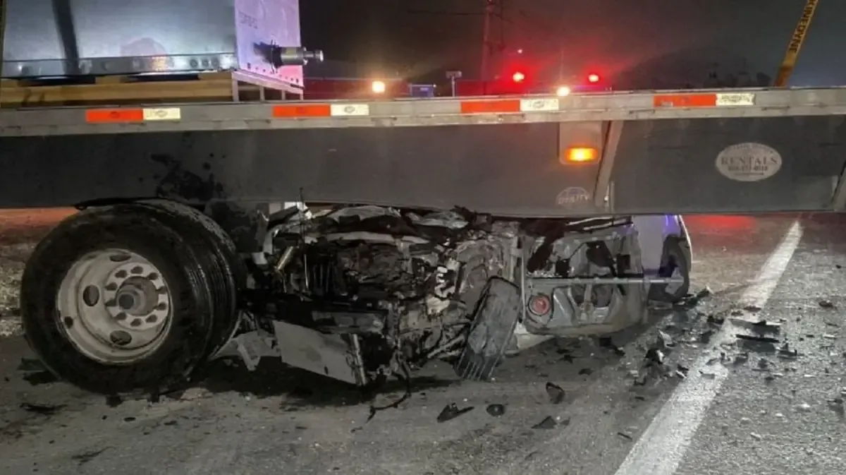 Un choque entre un auto y un tráiler resultó fatal en Ciénega de Flores, Nuevo León.